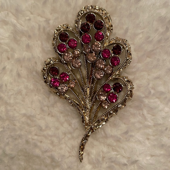 Accessories - NWOT Beautiful Vintage Pin!! Pink, and purple colors.